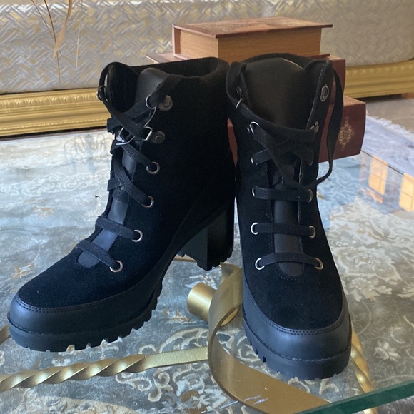 Woman lace up uggs boots - Picture 9 of 17